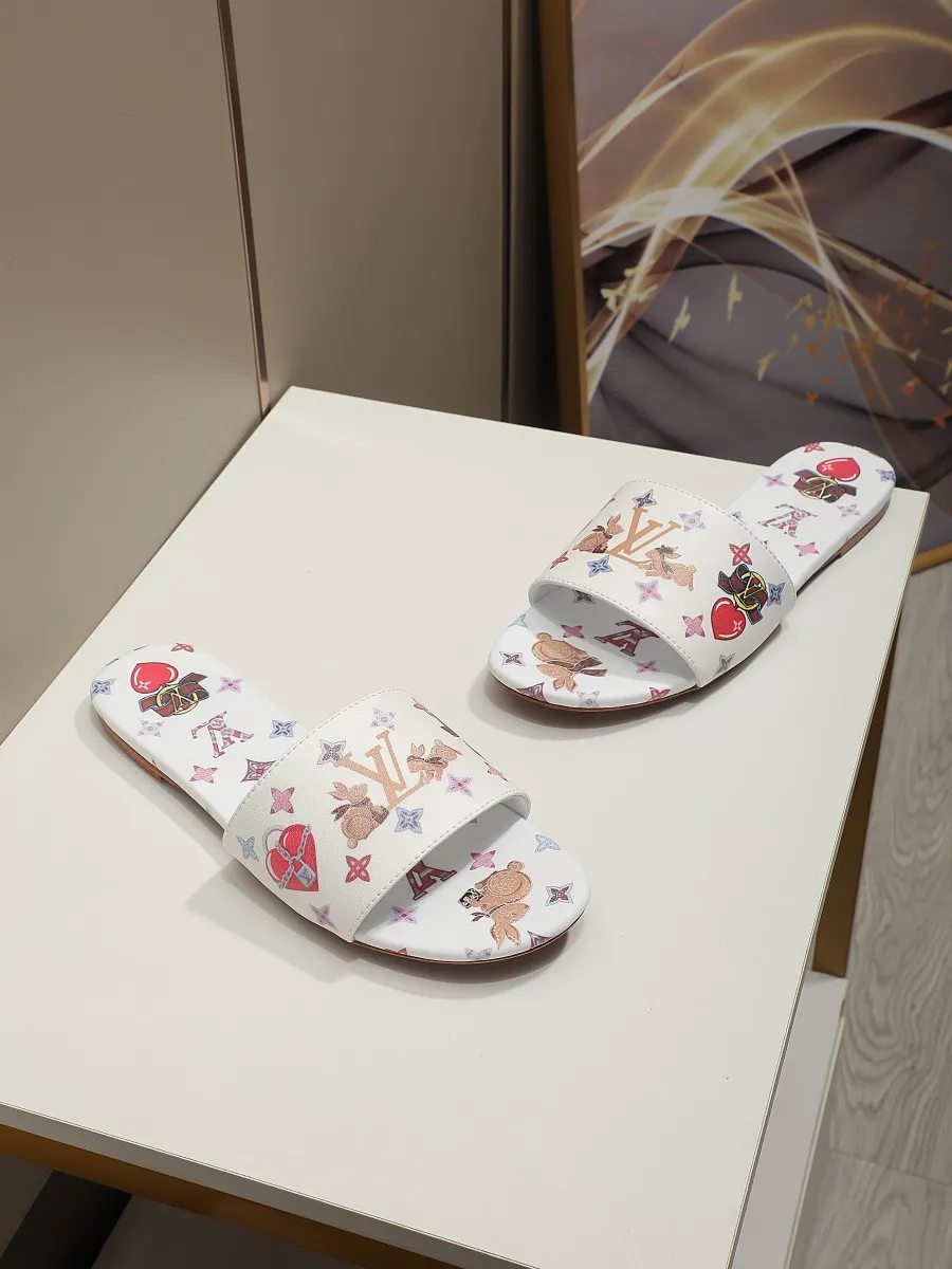 👟👟Ex-factory price 320👟👟 LV’s new flat-low flip-flops, 5D printed jade rabbit pattern, cowhide surface and sheepskin lining, genuine leather bottom imported from Italy, size 35-41